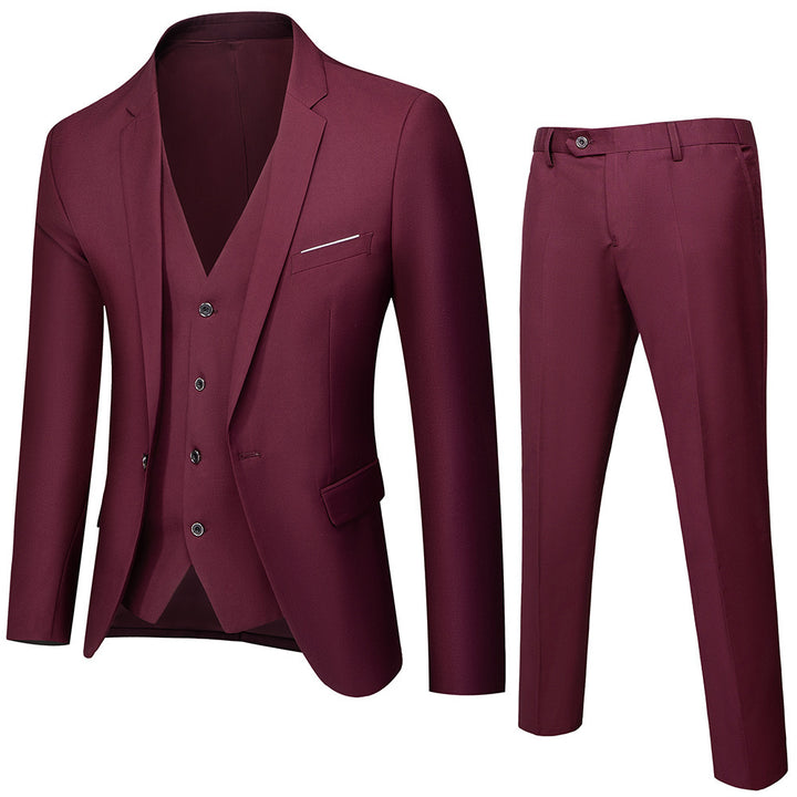 Costume bordeaux présenté à plat : veste ajustée, gilet boutonné et pantalon droit