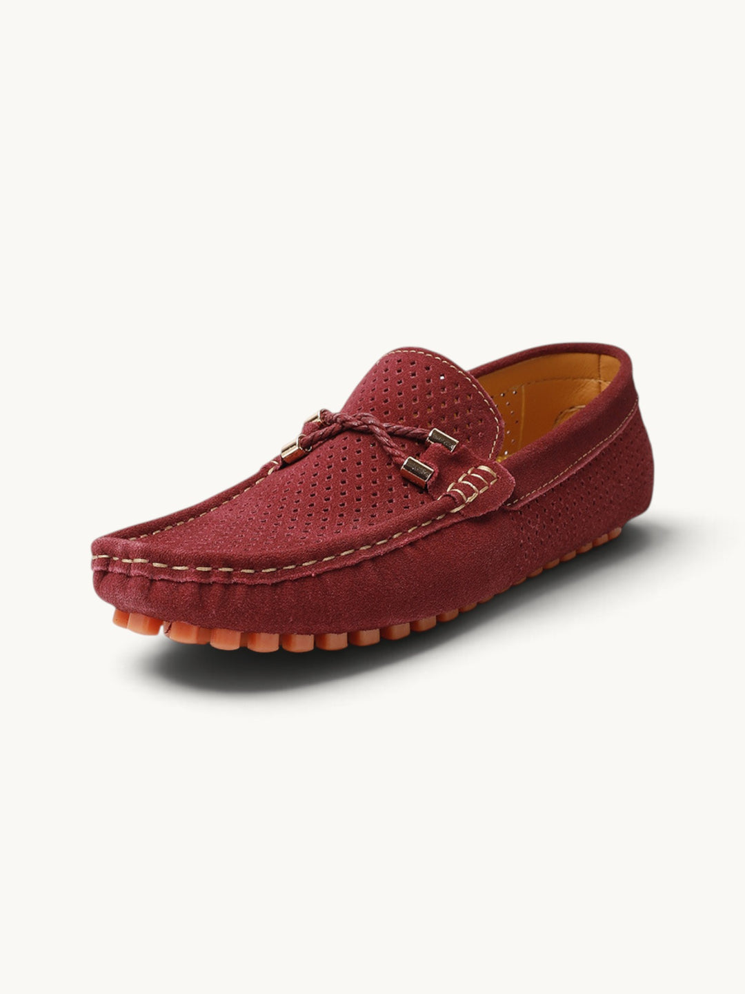 Mocassin bordeaux en daim perforé avec lacet tressé, vue de trois quarts