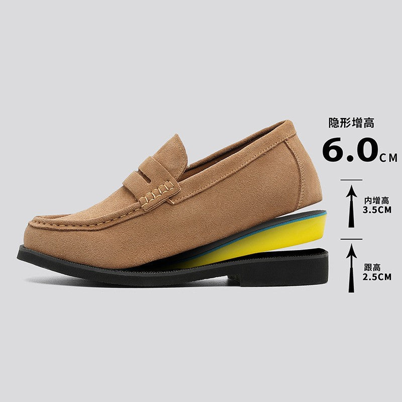 Mocassin camel de profil avec semelle intérieure surélevée détachée à côté