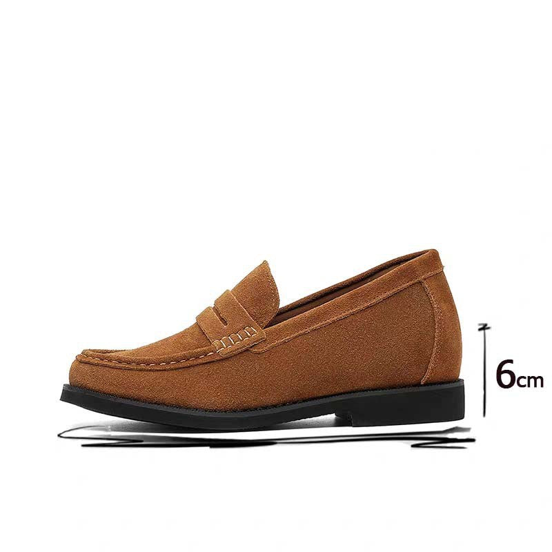 Mocassin en suède camel vu de profil, semelle noire et hauteur de 6 cm indiquée