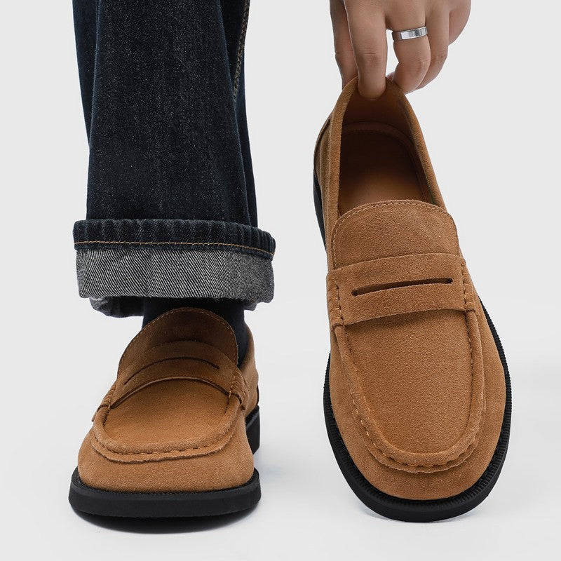Mocassins en daim camel à bride, portés avec un jean brut, semelle noire