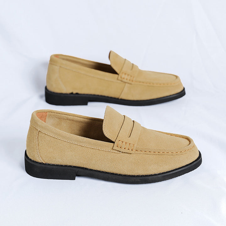 Paire de mocassins sans lacets en suède camel, vue de trois quarts sur fond clair