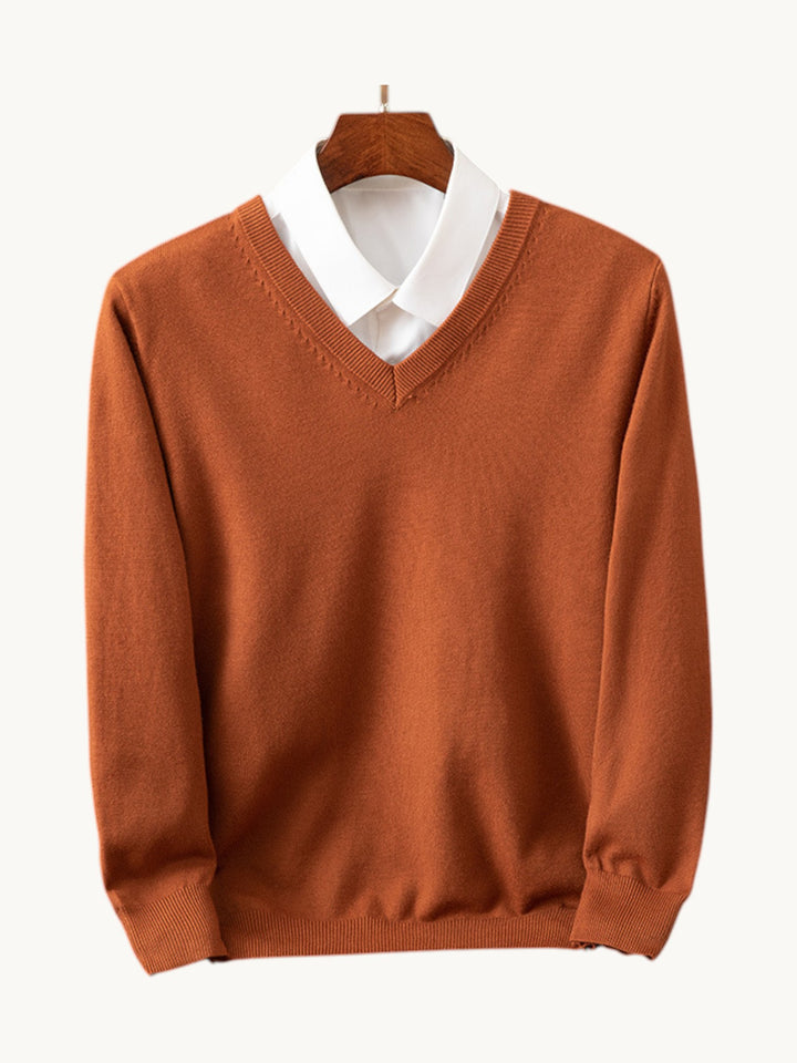 Pull col en V caramel avec chemise blanche en dessous, maille tricotée structurée