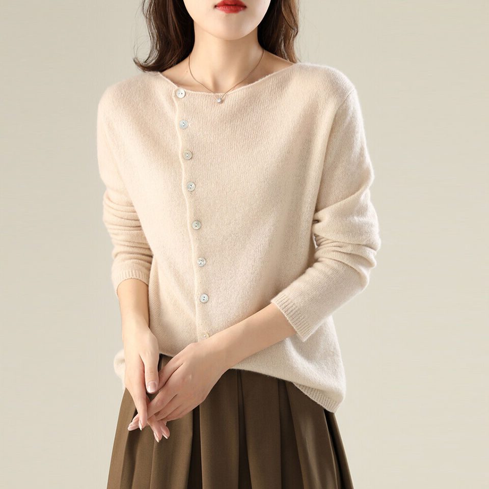 Cardigan à boutons asymétriques, coloris crème, porté en tenue