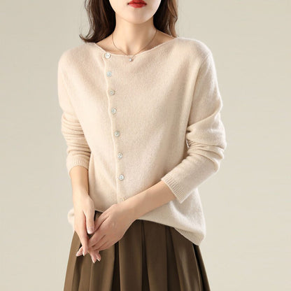 Cardigan à boutons asymétriques, coloris crème, porté en tenue