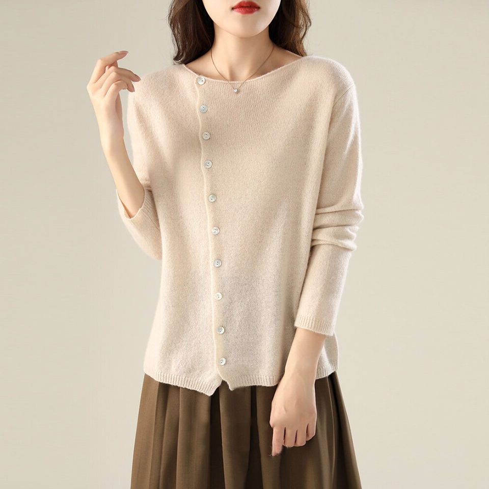 Cardigan à boutons asymétriques, coloris crème, porté en tenue, vue 2