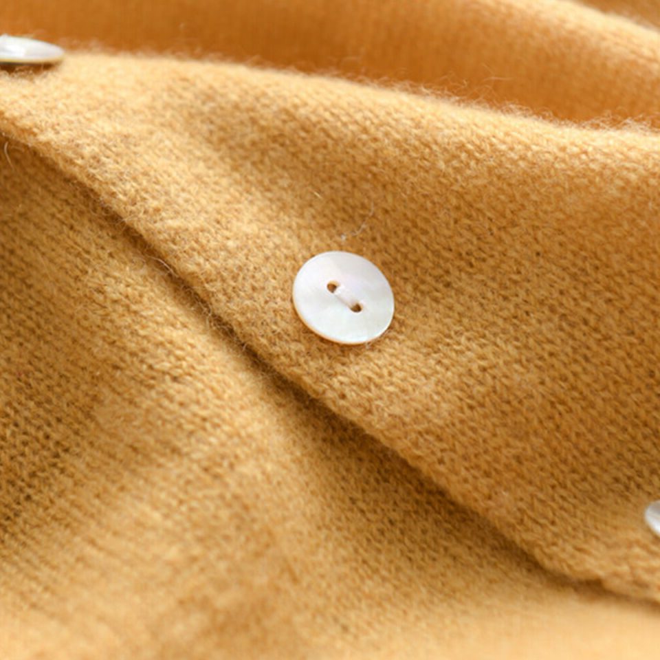Cardigan à boutons asymétriques, détail des boutons nacrés
