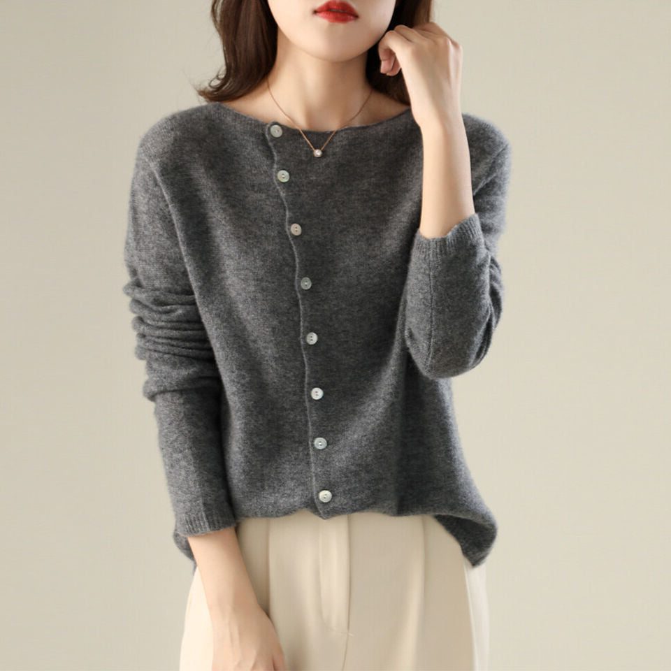 Cardigan à boutons asymétriques, coloris gris, porté en tenue