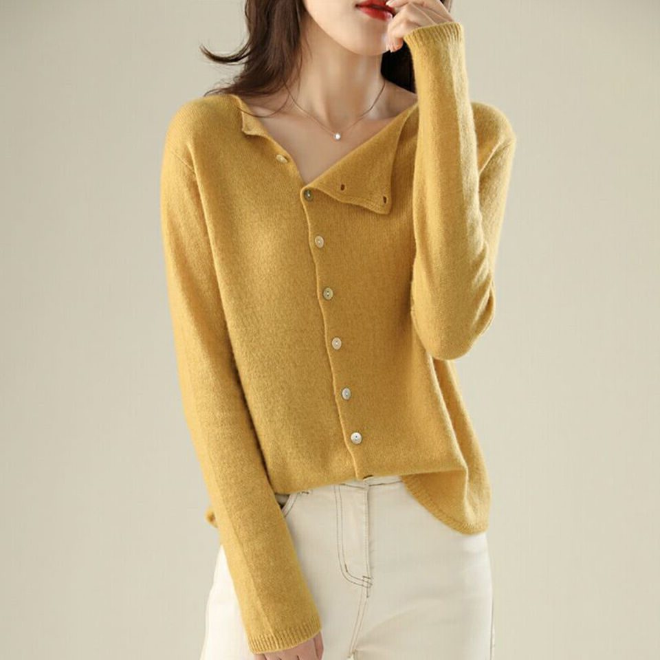 Cardigan à boutons asymétriques, coloris jaune, porté en tenue