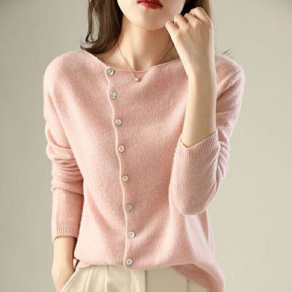 Cardigan à boutons asymétriques, coloris rose clair, porté en tenue