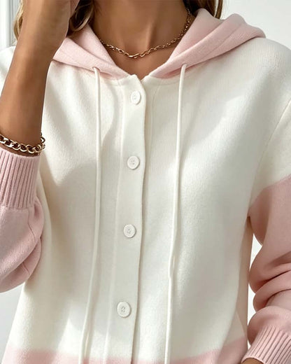 Cardigan à capuche boutonné, détail de la capuche et du boutonnage