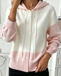 Cardigan à capuche boutonné, coloris rose clair, porté en tenue