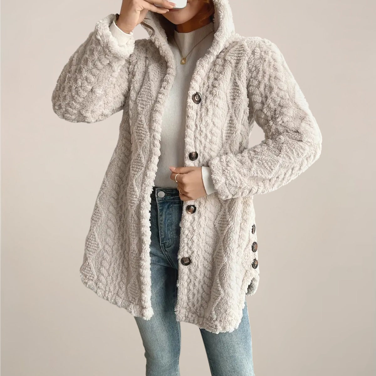 Cardigan à capuche en maille torsadée, en vue rapprochée