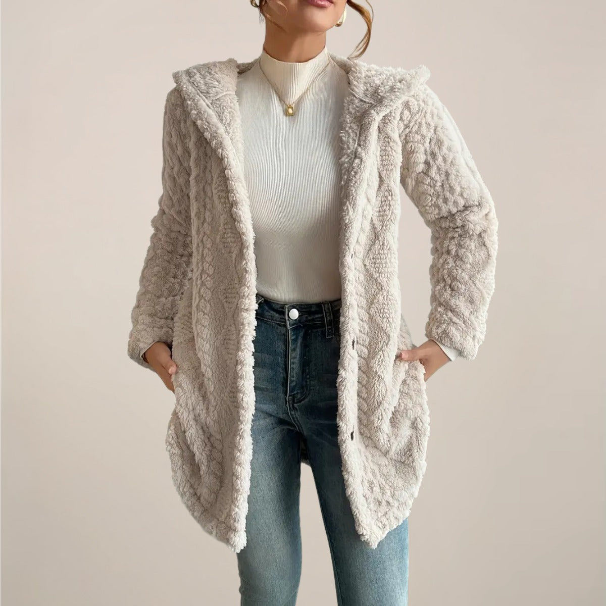 Cardigan à capuche en maille torsadée, vu de face