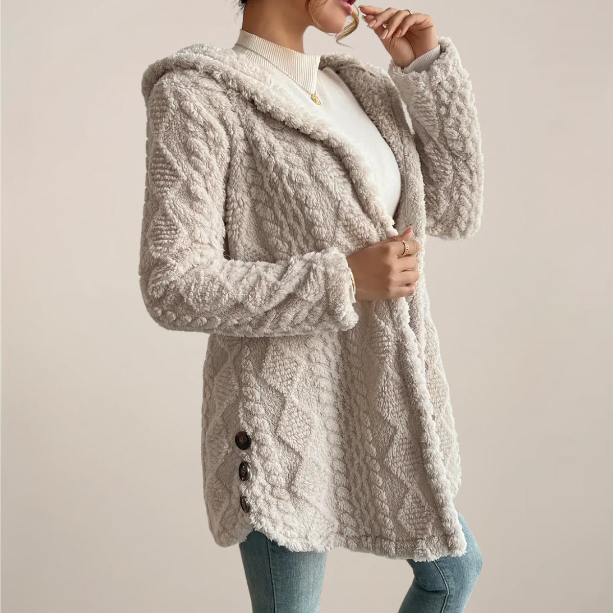 Cardigan à capuche en maille torsadée, vu de profil