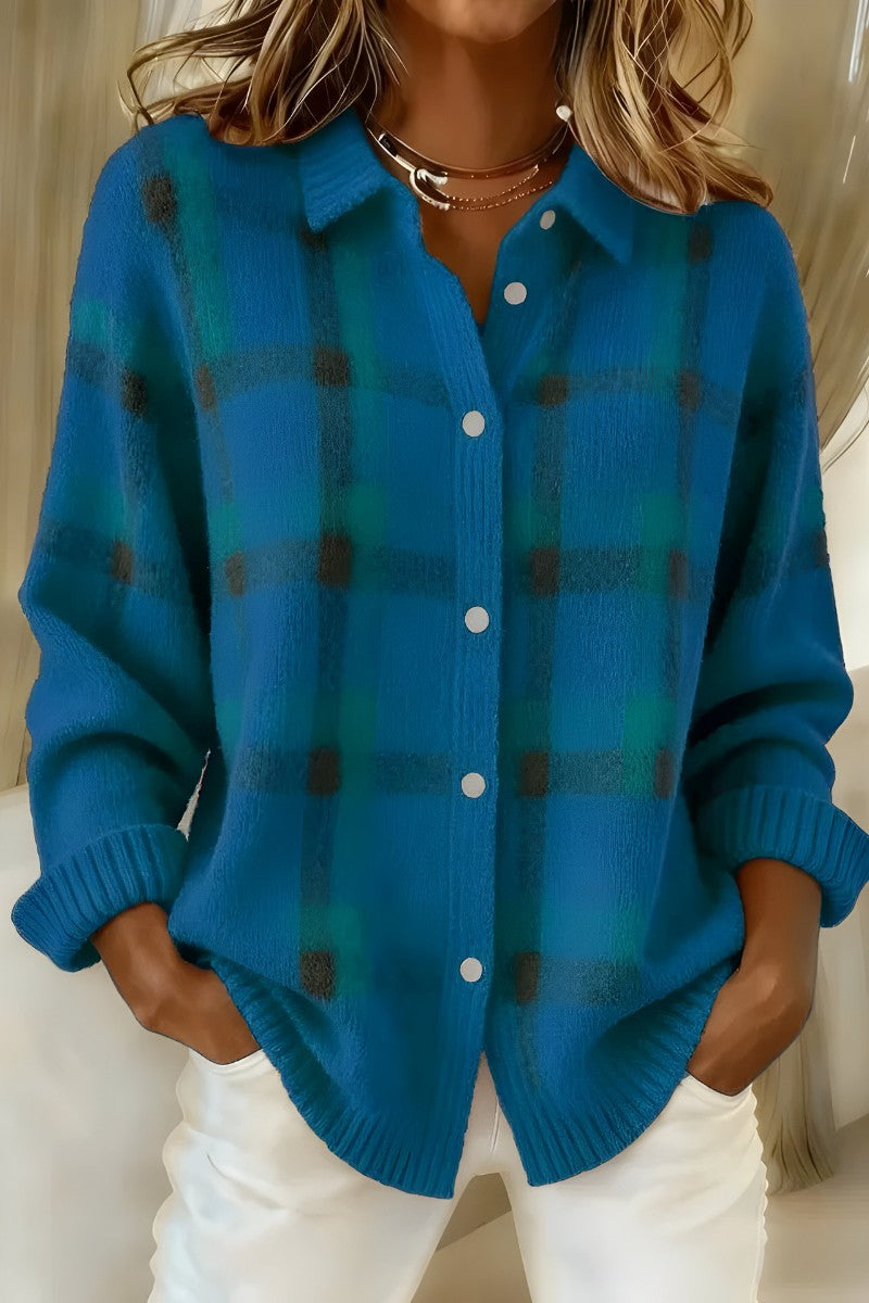 Cardigan ample à carreaux bleu porté de face, épaules tombantes