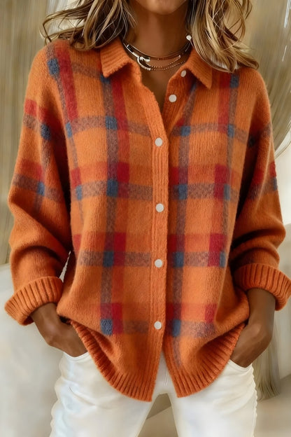 Cardigan ample à carreaux orange porté de face avec un pantalon clair