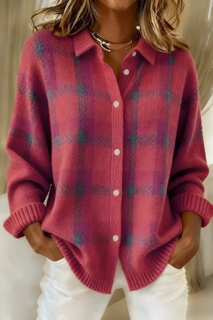 Cardigan ample à carreaux rose porté de face avec un pantalon clair
