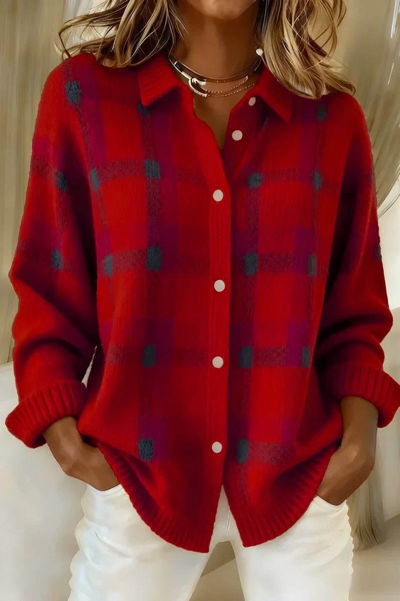 Cardigan ample à carreaux rouge porté de face, mains dans les poches du pantalon
