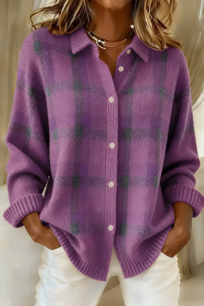 Cardigan ample à carreaux violet porté de face, poignets en côtes