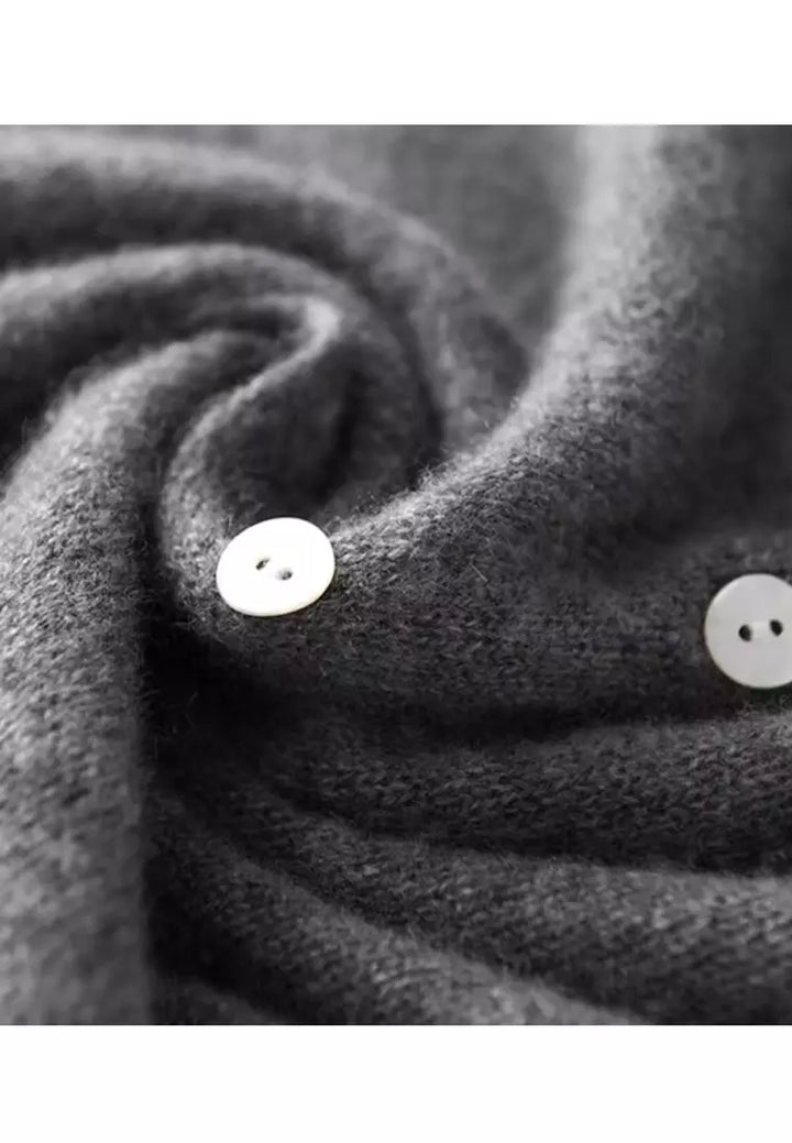 Cardigan boutonné à col en V, en vue rapprochée