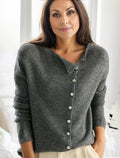 Cardigan boutonné à col en V, vu de face