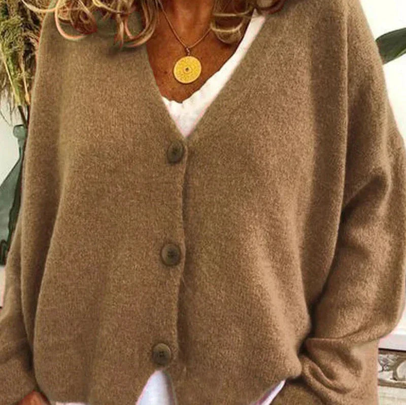 Cardigan boutonné à col V, coloris marron clair, vu de face