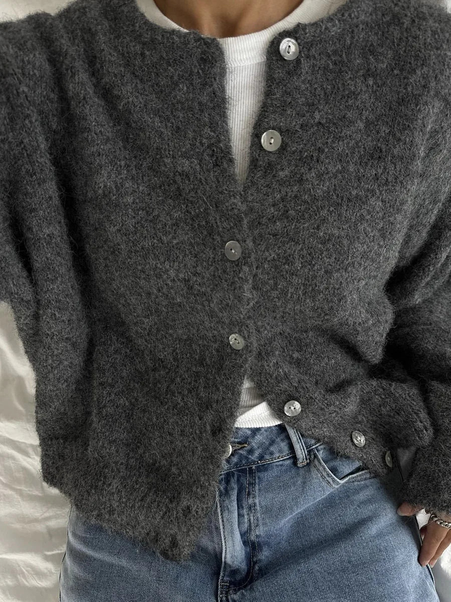 Cardigan boutonné gris foncé à col rond et maille duveteuse, vue rapprochée