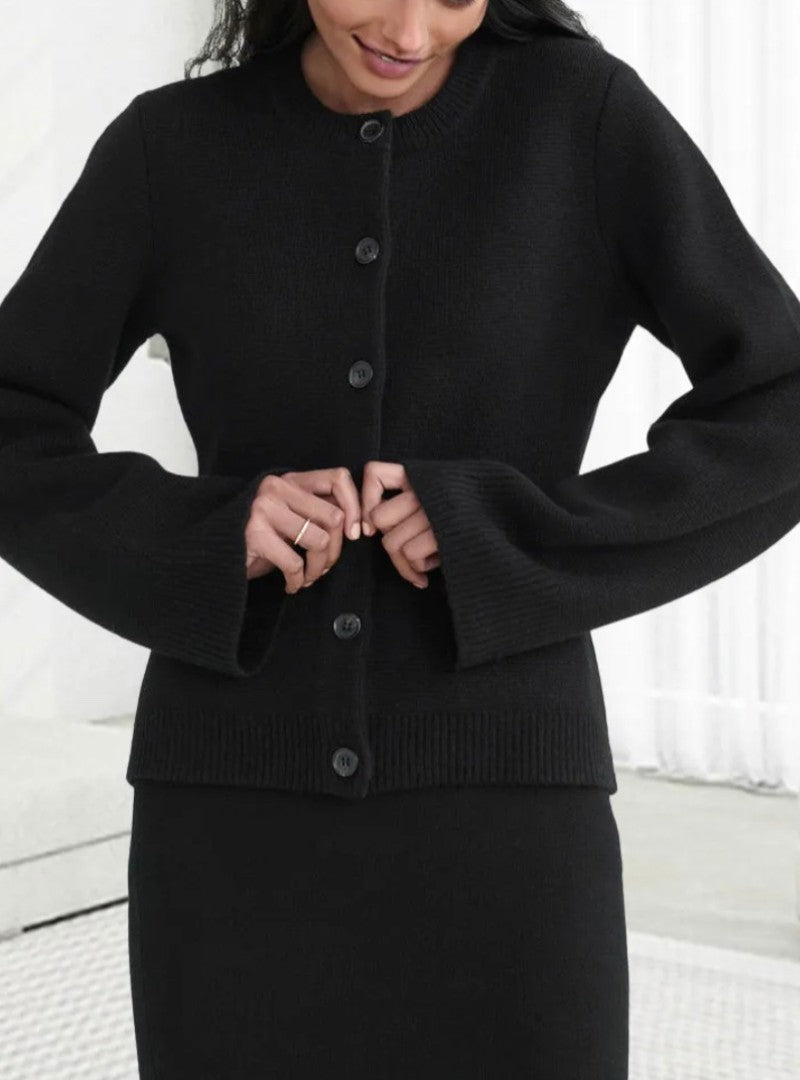 Cardigan boutonné coupe lâche, coloris noir, vue de trois quarts