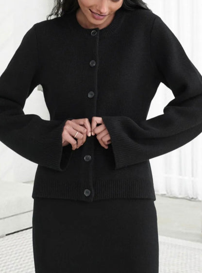 Cardigan boutonné coupe lâche, coloris noir, vue de trois quarts