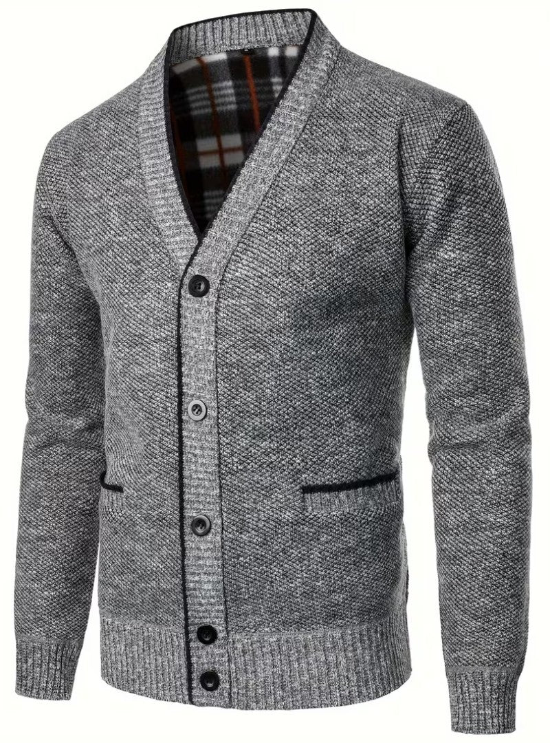 Cardigan gris clair chiné à col V, patte boutonnée et doublure à carreaux visible à l'encolure