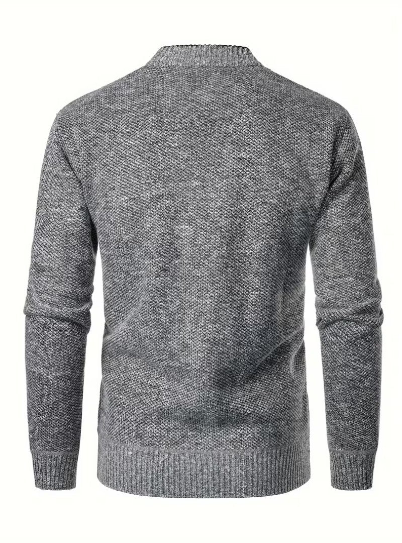 Dos du cardigan gris clair chiné, maille texturée et bord-côte à la taille et aux poignets