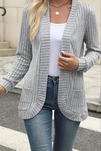 Cardigan côtelé sans boutons, coloris gris clair, porté en tenue