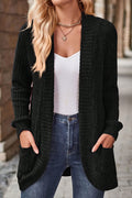 Cardigan côtelé sans boutons, coloris noir, porté en tenue