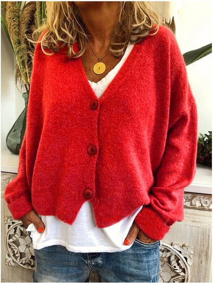 Cardigan court boutonné, coloris rouge, porté en tenue