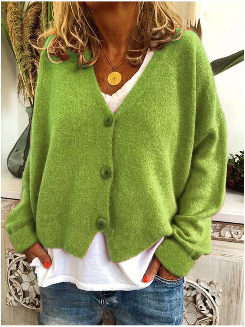 Cardigan court boutonné, coloris vert clair, porté en tenue