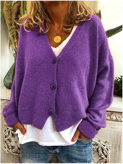 Cardigan court boutonné, coloris violet, porté en tenue
