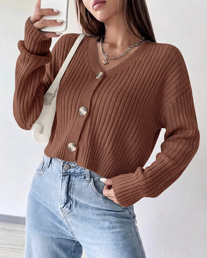 Cardigan court côtelé, coloris marron, porté en tenue