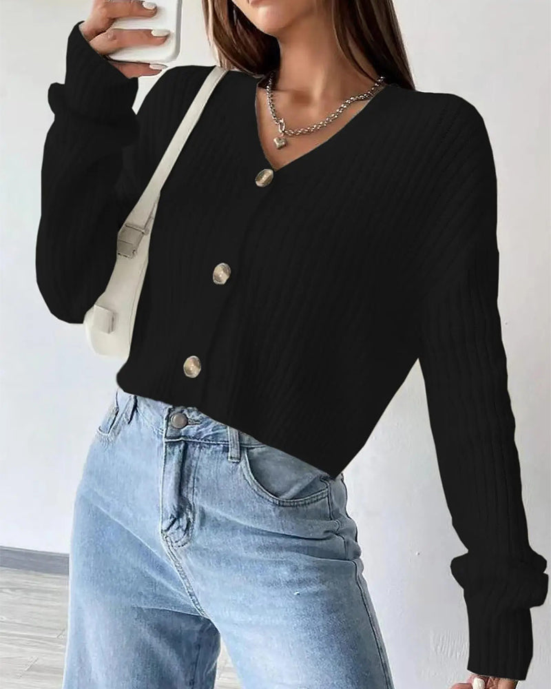 Cardigan court côtelé, coloris noir, porté en tenue