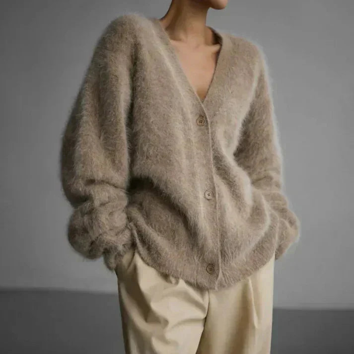 Cardigan duveteux col V, coloris beige, porté en tenue
