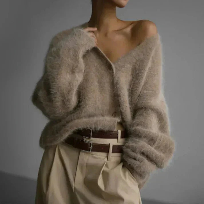 Cardigan duveteux col V, coloris beige, porté en tenue, vue 3