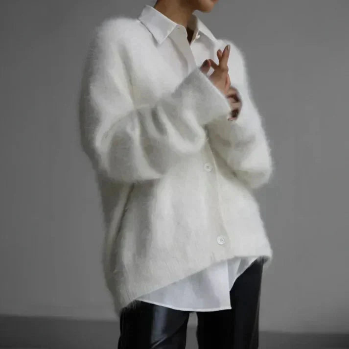 Cardigan duveteux col V, coloris blanc, porté en tenue