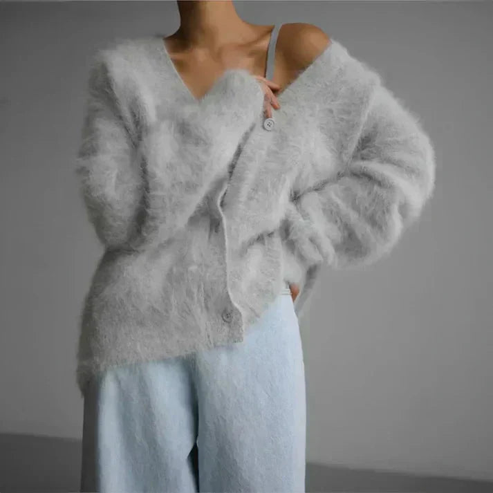 Cardigan duveteux col V, coloris gris clair, porté en tenue