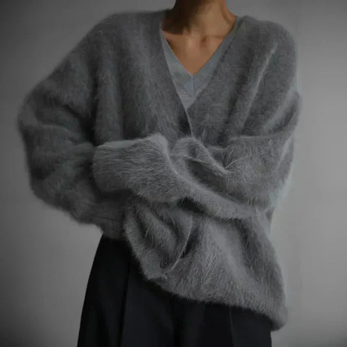 Cardigan duveteux col V, coloris gris, porté en tenue