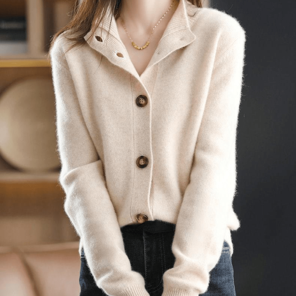 Cardigan en maille fine, coloris marron clair, vu de face