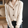 Cardigan en maille fine, coloris marron clair, vu de face