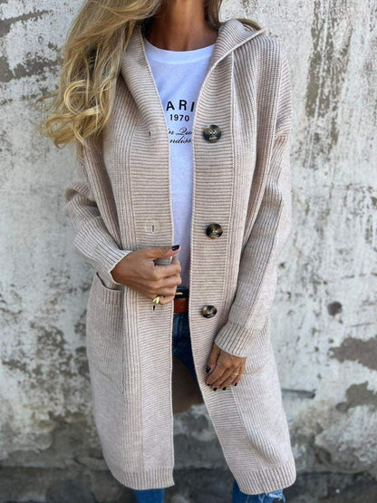 Cardigan long à capuche, coloris beige, porté en tenue
