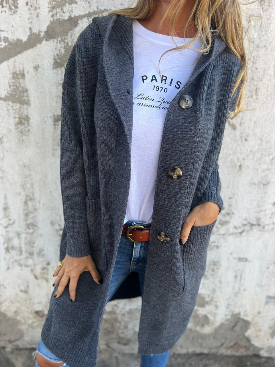 Cardigan long à capuche, coloris gris, porté en tenue