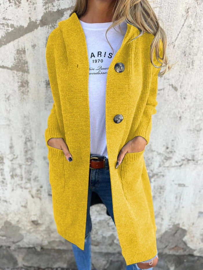 Cardigan long à capuche, coloris jaune, porté en tenue