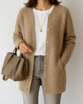 Cardigan long col rond, coloris camel, porté en tenue